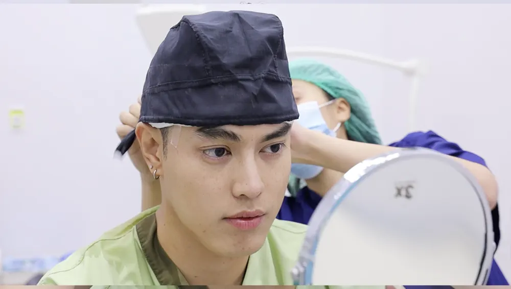 แพทย์จะทำการปิดแผลด้านหลัง และใช้ผ้าก๊อตพันรอบบริเวณศีรษะเพื่อป้องกัน facebody Clinic