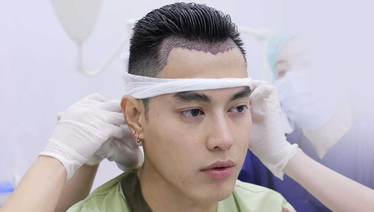 แพทย์จะทำการปิดแผลด้านหลัง และใช้ผ้าก๊อตพันรอบบริเวณศีรษะเพื่อป้องกัน