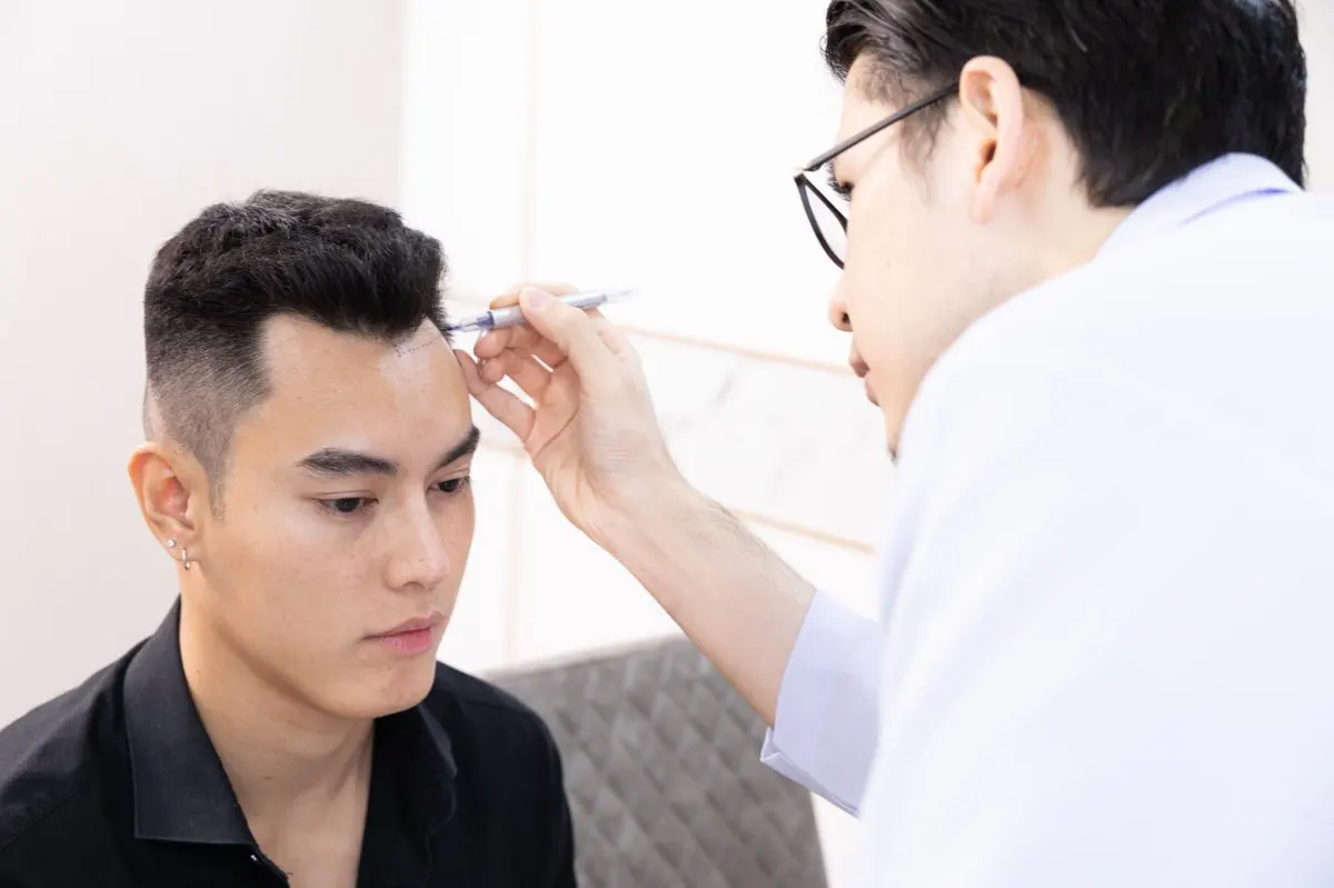 แพทย์จะทำการวาดระยะแนวปลูกผม